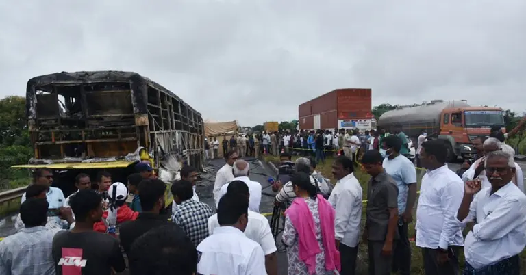 দুর্ঘটনায় কবলিত বাস